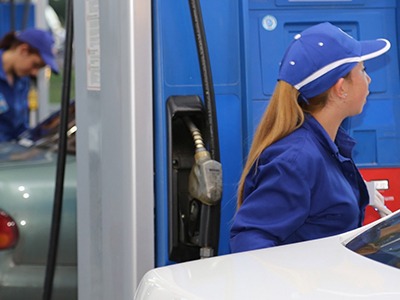 DEROGAN UN IMPUESTO QUE AUMENTABA EL PRECIO DE LOS COMBUSTIBLES